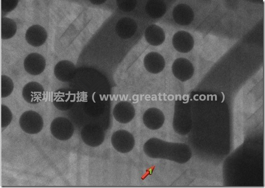 BGA因為焊墊變小，造成錫膏過多而最終形成焊接短路的結果。