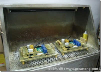使用噴涂(Spraying)方式作業(yè)conformal coating時，需設(shè)備抽真空的設(shè)備，否則噴涂的物質(zhì)會飄散到空氣當中，影響人體的健康。