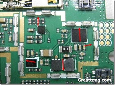 圖中顯示一塊電路板使用這種屏蔽夾(shielding clip)的實例。基本上我們在彎角的地方都設計擺放了一個屏蔽夾，這樣可以讓作業員比較方便安裝屏蔽罩(shielding can)時的對位準確。然后在其他沒有屏蔽夾的地方也設計了一些接地的布線，一來可以稍微提升屏蔽罩的電磁隔絕能力，另一方面也可以為屏蔽夾無效時，馬上可以更改為屏蔽框，而無需要重新設計電路板。