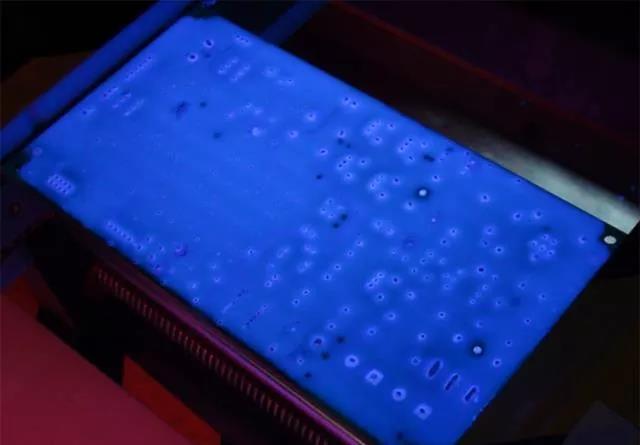 經過涂覆工藝后的PCB，在紫光燈下的拍攝效果，原來coating也可以這么美！