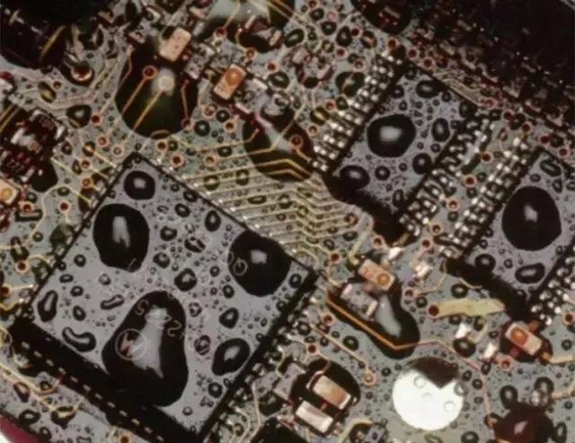 經過涂覆工藝后的PCB，在表面形成透明的保護膜，能有效防止水珠和潮氣侵入，避免漏電和短路。